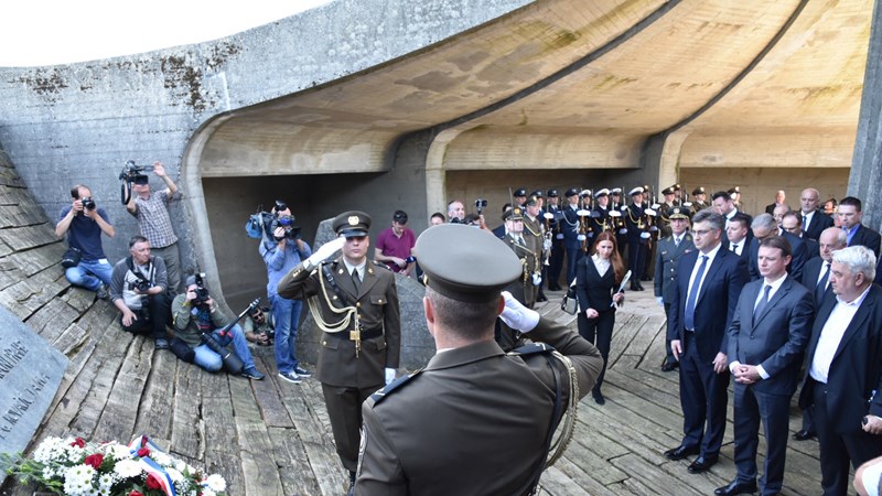 Predsjednik Vlade u Jasenovcu:Izražavamo pijetet prema žrtvama i njihovim obiteljima i snažno osuđujemo zločinački režim